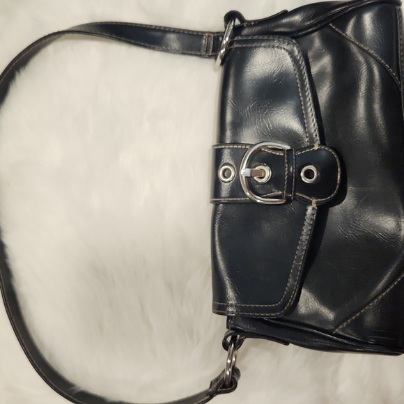Elegant Black Shoulder Bag - Picture 3 of 8